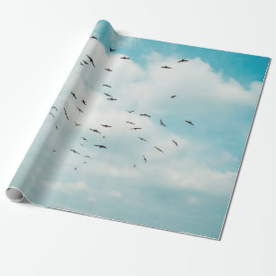 Papier Cadeau Un troupeau de colombes grises vole sur le ciel bl