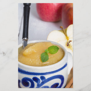 Papier Compote de pommes à la cannelle dans un bol en grè