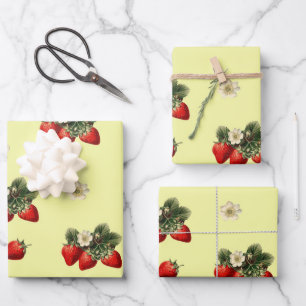 Papier d'emballage fraise avec fleurs sur jaune