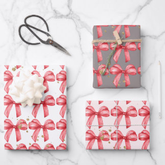 Papier d'emballage mignon à arc rouge. Enveloppeme