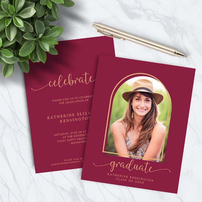 Papier Élégant budget Burgundy Gold Arch (Budget Elegant Burgundy Gold Arch Photo Graduation Announcement Invitations)