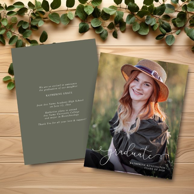 Papier Élégant BUDGET Script Photo Sage Green Graduation (BUDGET Elegant Script Photo Sage Green Graduation Announcement)
