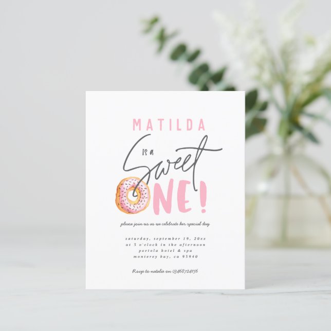 Papier Invitation à la fête d'anniversaire Donut sweet on (Debout devant)