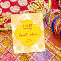 Invitation budgétaire des fleurs jaunes haldi
