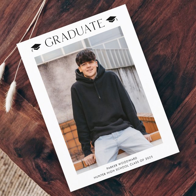 Papier Invitation de graduation photo simple à budget (Simple black and white cap budget 2 photo graduation invitation announcement card.)