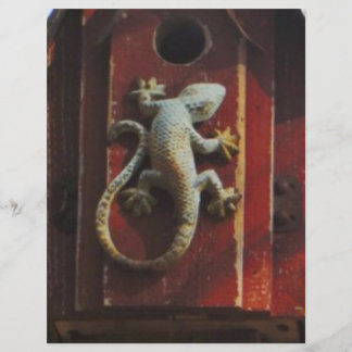 Papier lézard gris sur bois usé