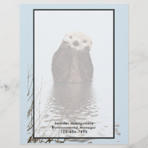 Papier Mignonne Otter debout dans un étang tenant son vis