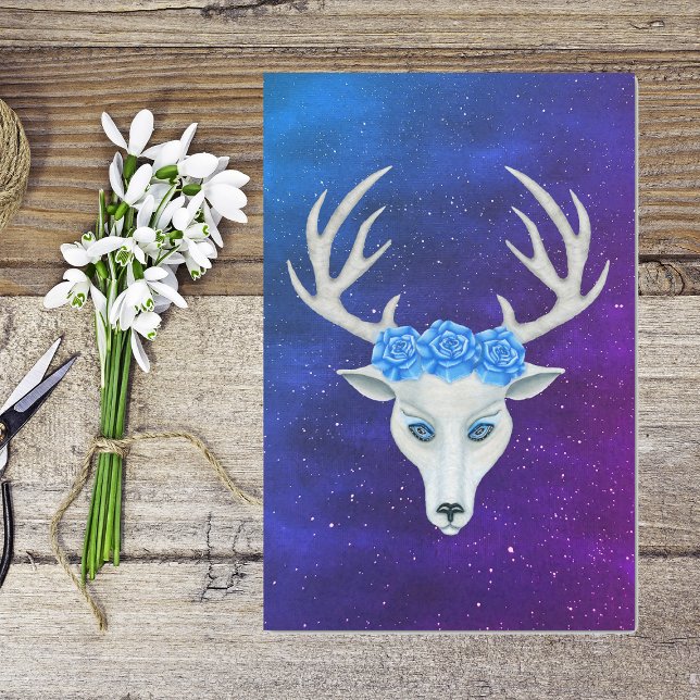 Papier Mousseline Bleu de tête de cerf blanc mystique Rose Star Sky (Mystical white deer head antlers wearing blue roses in night blue purple sky stars on tissue paper.)