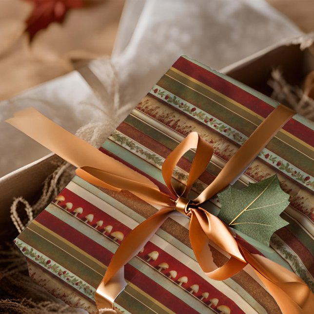 Papier Mousseline Champignons de vacances vintage Holly Stripe rouge (Vintage Holiday Tissue Paper, with charming cottagecore mushrooms, red stripes & holly garland)