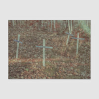 Croix de cimetière gothique sur feuilles d'automne