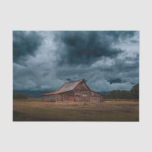 Papier Mousseline Grange en bois debout contre la tempête