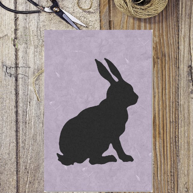Papier Mousseline Lapin noir Silhouette Lapin de Pâques (Black silhouette of sitting Easter bunny on marbled pretty purple tissue paper wrapping for gift.)