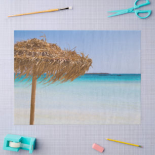 Papier Mousseline Plage tropicale panoramique avec parasol en paille