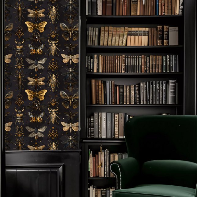 Papier Peint Dark Academia Brown et Gold Insect (Dark Academia Brown and Gold Insect Stripes Wallpaper in a library.)