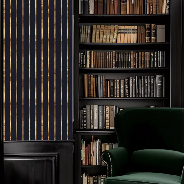 Papier Peint Dark Academia Dark Blue et Gold Stried (Dark Academia Dark Blue and Gold Striped Wallpaper in a library.)