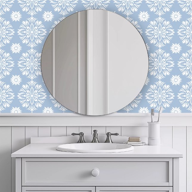 Papier Peint Floral de éclatement bleu monochromatique (Monochromatic Blue Burst Floral Wallpaper in a white bathroom.)