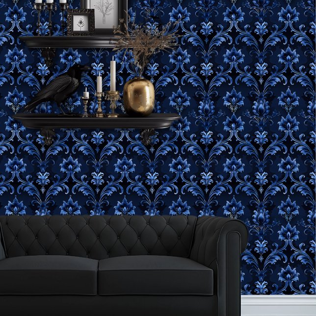 Papier Peint Whimsigoth bleu détaillé (Whimsigoth Dark Blue Damask wallpaper behind a black couch.)