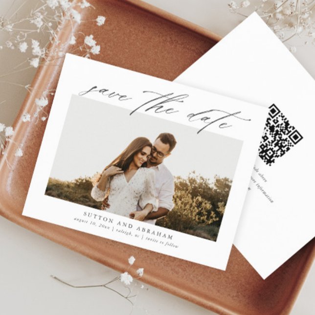 Papier Photo de script budgétaire Enregistrer la date ave (Elegant script budget photo save the date with QR Code.)