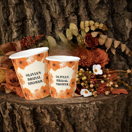 Papierbecher für Blumenbeete im Herbst