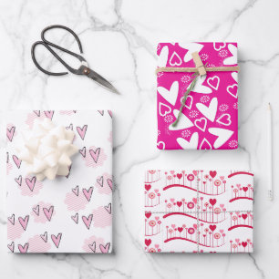 Papierblätter umhüllen Valentinins rosa rote Herze Geschenkpapier Set