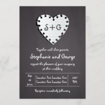 Papierherz auf der Tafel mit Monogramm Hochzeit