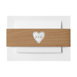 Papierherz auf Holz mit Monogramm Hochzeit Einladungsbanderole