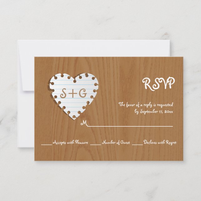 Papierherz auf Holz mit monogramm Hochzeit RSVP Karte (Vorderseite)