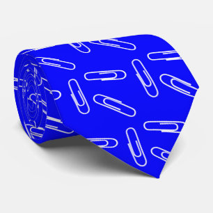 Papierklammern auf blau krawatte