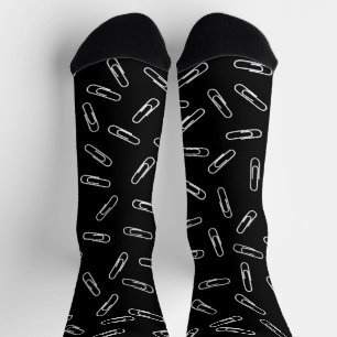 Papierklammern auf schwarz socken