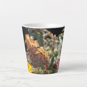 Papillon Comma sur une Mug Latte de Fleur Rudbecki