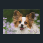 Papillon Dog Niedlich Romantic Potrait Foto - Will Fußmatte<br><div class="desc">Ein weißer und roter Papillon Hund,  der auf einer Wiese sitzt,  umgeben von Cuckooflower. Der Papillon ist eine warme,  freundliche und sehr kluge Spielzeugrasse. Ein kleines,  wunderschönes Foto von Katho Menden,  dieser Türmatte Willkommen ist eine bezaubernde Geschenkidee für Hundefreunde.</div>