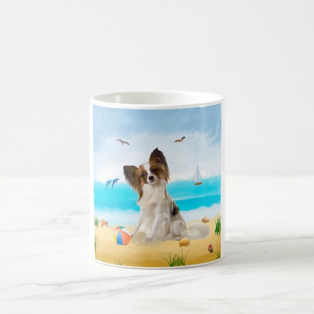 Papillon Dog on Beach Kaffeetasse (Mittel)