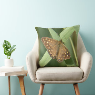 Papillon en bois moucheté sur oreiller à jet vert
