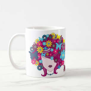 Papillon et tasse florale de tête de femme de