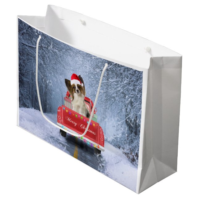 Papillon Hund im Schnee sitzen im Weihnachtswagen Große Geschenktüte (Vorderseite Schrägansicht)