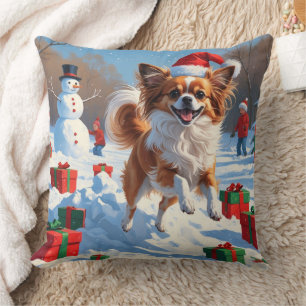 Papillon Hund läuft im Schnee mit Weihnachtshut Kissen