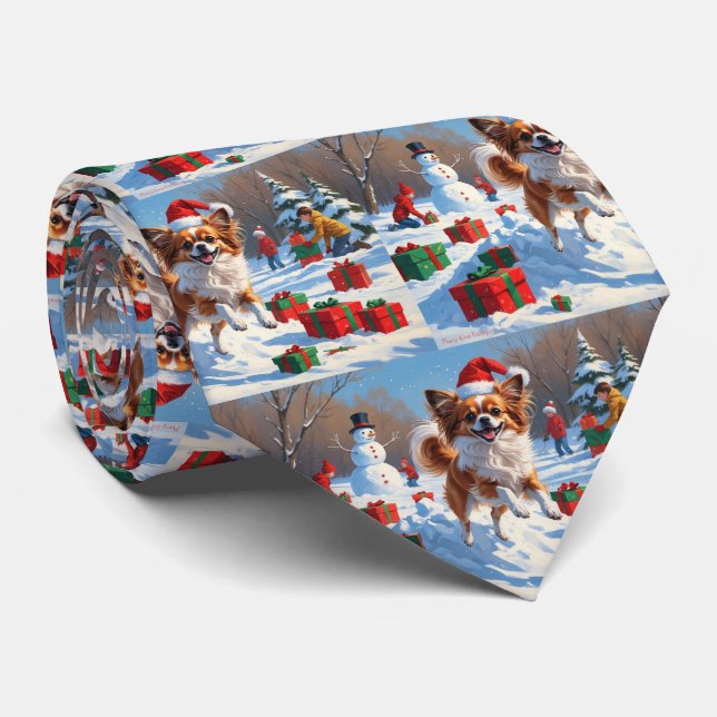 Papillon Hund läuft im Schnee mit Weihnachtshut Krawatte (Gerollt)