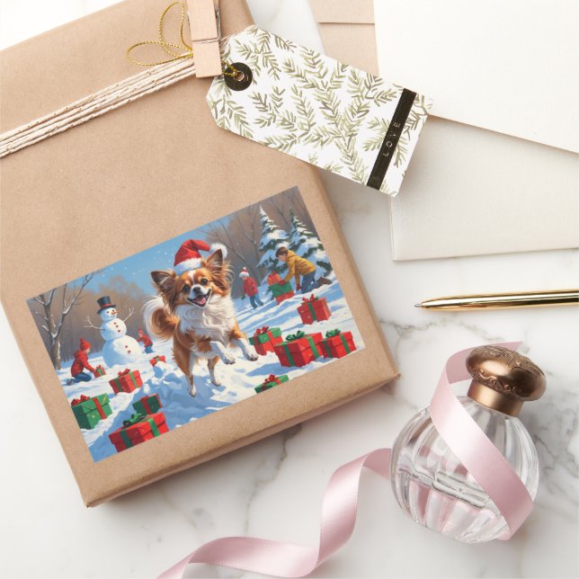 Papillon Hund läuft im Schnee mit Weihnachtshut Rechteckiger Aufkleber (Schenken)