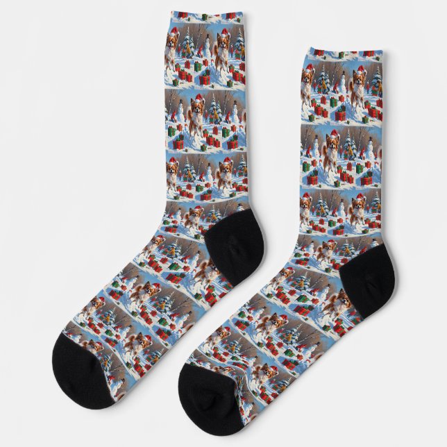 Papillon Hund läuft im Schnee mit Weihnachtshut Socken (Linkes Detail)