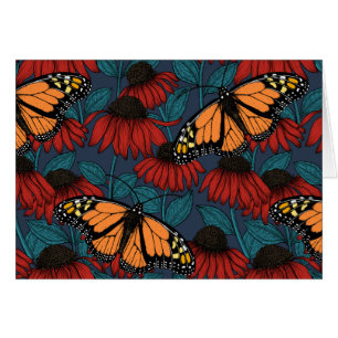 Papillon monarque sur des fleurs rouges