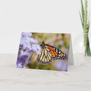 Papillon monarque sur la carte de note Fleurs viol
