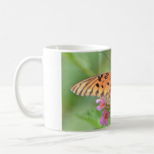 Papillon sur la tasse de café