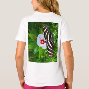 Papillon zébrée sur un T-shirt rouge Hibiscus