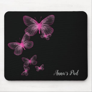 Papillons roses sur tapis de souris noir