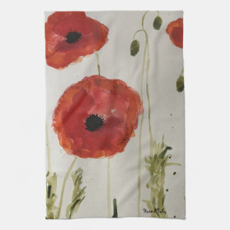 Papillons rouges sur une serviette de thé / servie