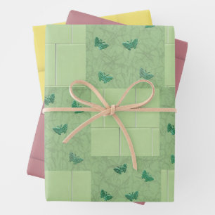 Papillons verts enveloppant des feuilles de papier