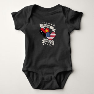 Papua-amerikanische Herzflaggen Papua-Neuguinea Am Baby Strampler