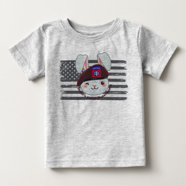 "Papys kleiner 82. Im Flugzeug Fallschirmjäger" Baby T-shirt (Vorderseite)