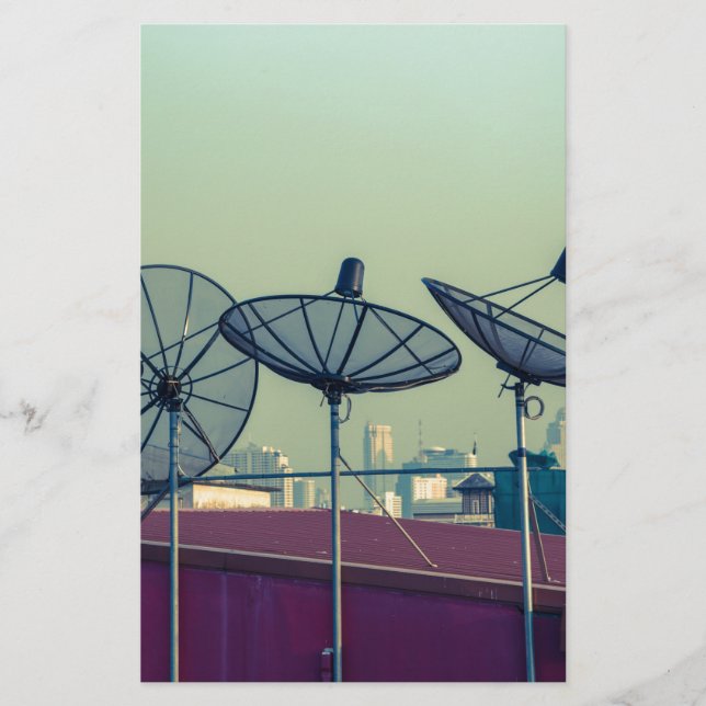 Parabolantenne auf den Dächern von Bangkok (Vorderseite)