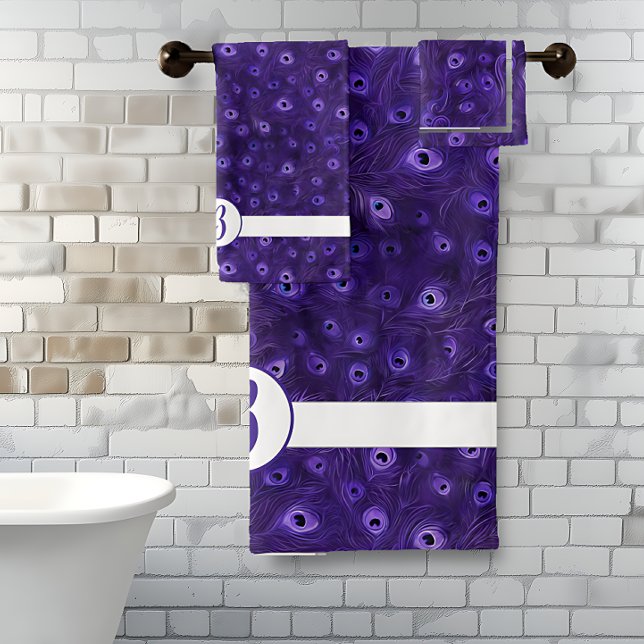 Paradis du paon pourpre (Purple Peacock Feather Monogram bath towel set.)